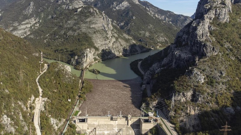 Foto udara memperlihatkan sampah yang tersangkut di bendungan, sungai Neretva, Bosnia, Minggu (13/10/2024). (AP Photo/Armin Durgut)