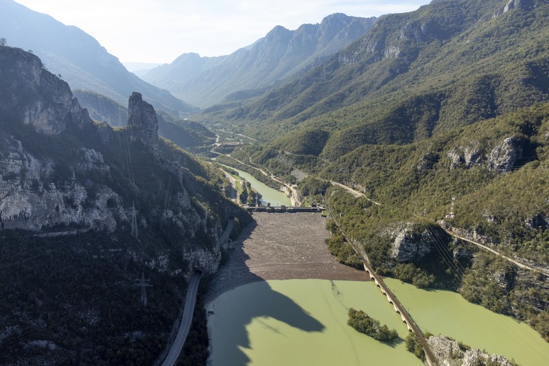 Foto udara memperlihatkan sampah yang tersangkut di bendungan, sungai Neretva, Bosnia, Minggu (13/10/2024). (AP Photo/Armin Durgut) Foto udara memperlihatkan sampah yang tersangkut di bendungan, sungai Neretva, Bosnia, Minggu (13/10/2024). (AP Photo/Armin Durgut)