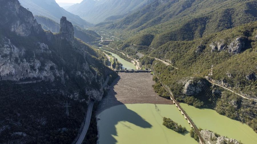 Foto udara memperlihatkan sampah yang tersangkut di bendungan, sungai Neretva, Bosnia, Minggu (13/10/2024). (AP Photo/Armin Durgut)