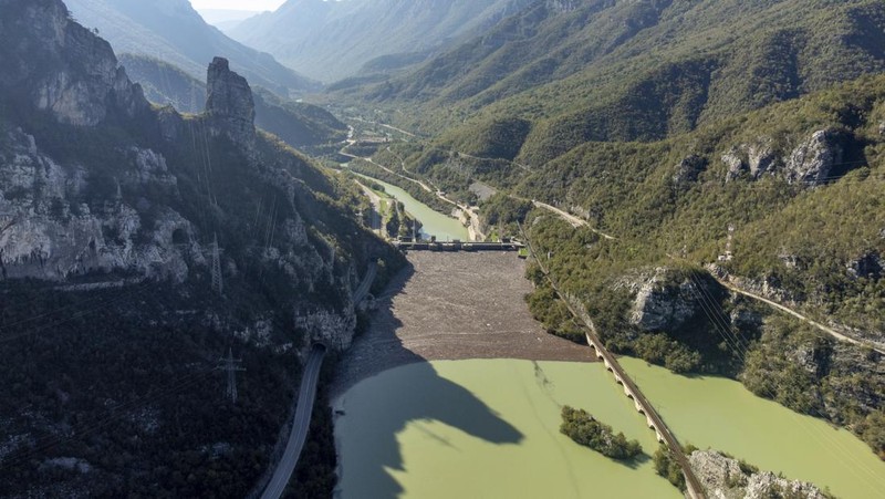 Foto udara memperlihatkan sampah yang tersangkut di bendungan, sungai Neretva, Bosnia, Minggu (13/10/2024). (AP Photo/Armin Durgut)