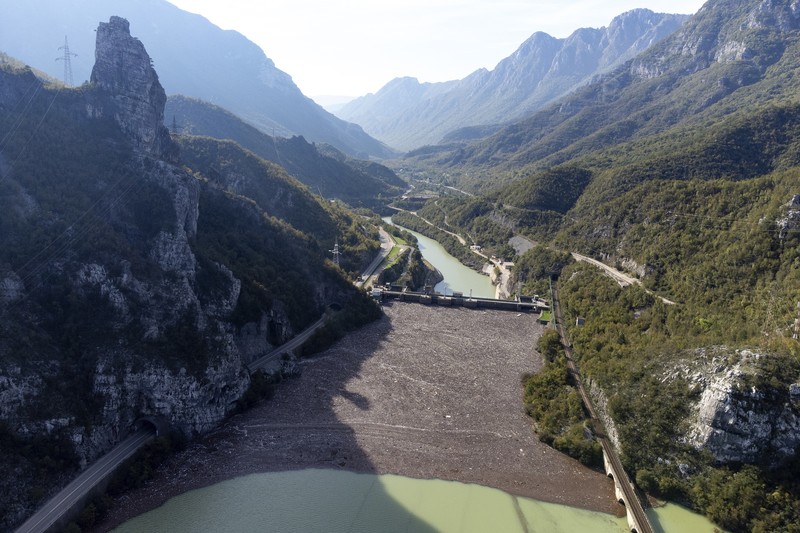 Foto udara memperlihatkan sampah yang tersangkut di bendungan, sungai Neretva, Bosnia, Minggu (13/10/2024). (AP Photo/Armin Durgut) Foto udara memperlihatkan sampah yang tersangkut di bendungan, sungai Neretva, Bosnia, Minggu (13/10/2024). (AP Photo/Armin Durgut)
