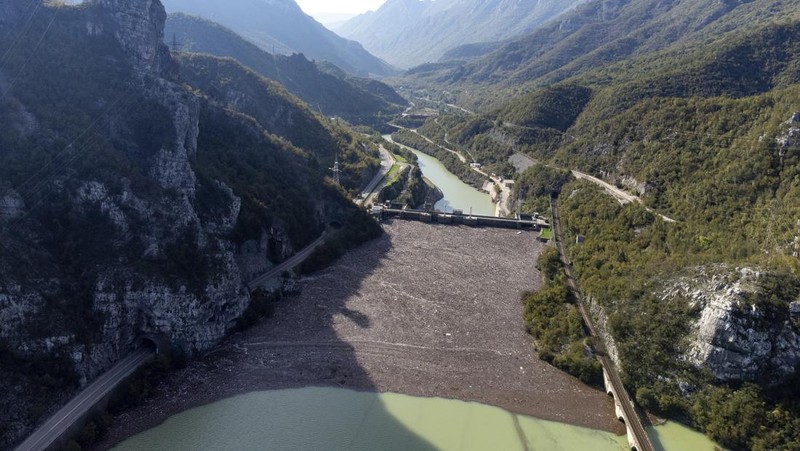 Foto udara memperlihatkan sampah yang tersangkut di bendungan, sungai Neretva, Bosnia, Minggu (13/10/2024). (AP Photo/Armin Durgut)