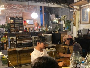 Sensasi Ngopi di Gang Sempit Semarang, Ada Kafe Nyentrik Penuh Barang Antik