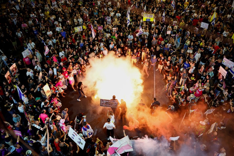 Keluarga sandera Israel yang ditawan Hamas sejak 7 Oktober berkumpul di Tel Aviv pada Sabtu malam (12 Oktober), setelah Yom Kippur, hari paling suci dalam kalender Yahudi, berakhir. (REUTERS/Tomer Appelbaum) Keluarga sandera Israel yang ditawan Hamas sejak 7 Oktober berkumpul di Tel Aviv pada Sabtu malam (12 Oktober), setelah Yom Kippur, hari paling suci dalam kalender Yahudi, berakhir. (REUTERS/Tomer Appelbaum)