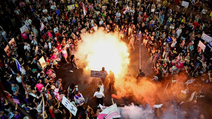 Keluarga sandera Israel yang ditawan Hamas sejak 7 Oktober berkumpul di Tel Aviv pada Sabtu malam (12 Oktober), setelah Yom Kippur, hari paling suci dalam kalender Yahudi, berakhir. (REUTERS/Tomer Appelbaum)