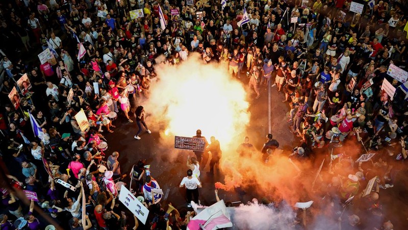 Keluarga sandera Israel yang ditawan Hamas sejak 7 Oktober berkumpul di Tel Aviv pada Sabtu malam (12 Oktober), setelah Yom Kippur, hari paling suci dalam kalender Yahudi, berakhir. (REUTERS/Tomer Appelbaum)