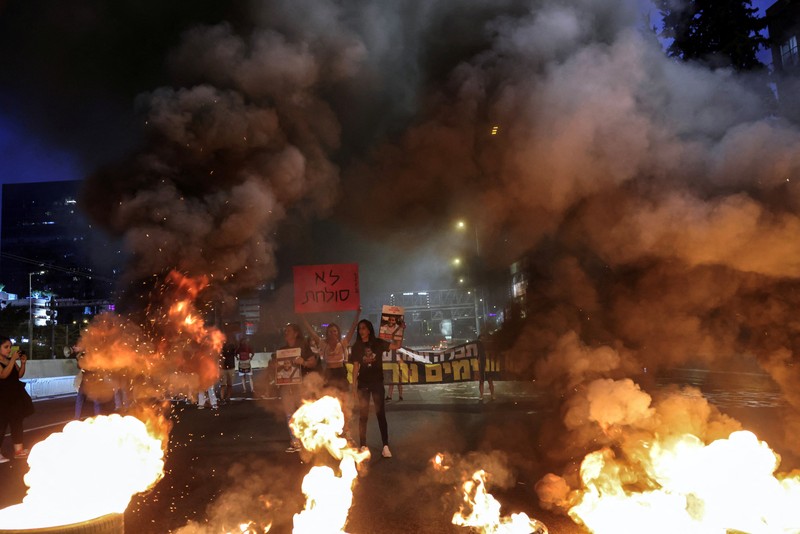 Keluarga sandera Israel yang ditawan Hamas sejak 7 Oktober berkumpul di Tel Aviv pada Sabtu malam (12 Oktober), setelah Yom Kippur, hari paling suci dalam kalender Yahudi, berakhir. (REUTERS/Tomer Appelbaum)