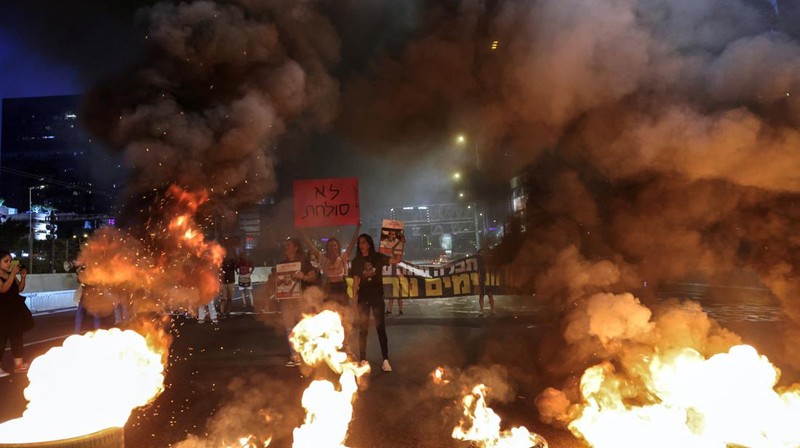 Keluarga sandera Israel yang ditawan Hamas sejak 7 Oktober berkumpul di Tel Aviv pada Sabtu malam (12 Oktober), setelah Yom Kippur, hari paling suci dalam kalender Yahudi, berakhir. (REUTERS/Tomer Appelbaum)