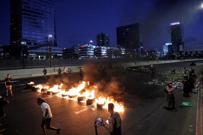 Keluarga sandera Israel yang ditawan Hamas sejak 7 Oktober berkumpul di Tel Aviv pada Sabtu malam (12 Oktober), setelah Yom Kippur, hari paling suci dalam kalender Yahudi, berakhir. (REUTERS/Tomer Appelbaum) Keluarga sandera Israel yang ditawan Hamas sejak 7 Oktober berkumpul di Tel Aviv pada Sabtu malam (12 Oktober), setelah Yom Kippur, hari paling suci dalam kalender Yahudi, berakhir. (REUTERS/Tomer Appelbaum)