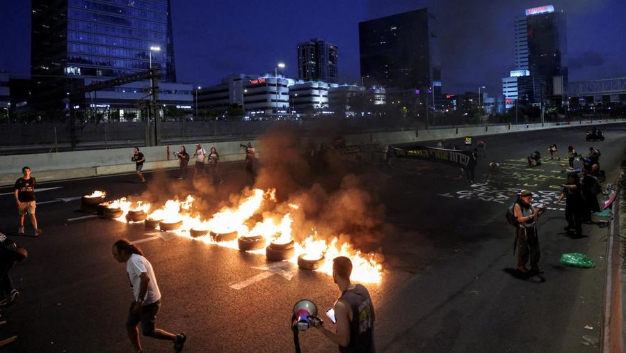 Keluarga sandera Israel yang ditawan Hamas sejak 7 Oktober berkumpul di Tel Aviv pada Sabtu malam (12 Oktober), setelah Yom Kippur, hari paling suci dalam kalender Yahudi, berakhir. (REUTERS/Tomer Appelbaum)