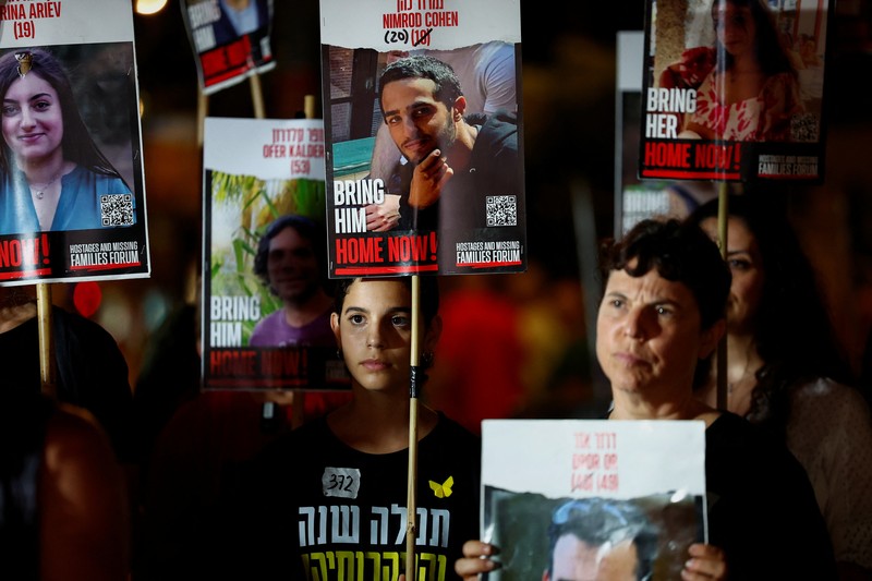 Keluarga sandera Israel yang ditawan Hamas sejak 7 Oktober berkumpul di Tel Aviv pada Sabtu malam (12 Oktober), setelah Yom Kippur, hari paling suci dalam kalender Yahudi, berakhir. (REUTERS/Tomer Appelbaum) Keluarga sandera Israel yang ditawan Hamas sejak 7 Oktober berkumpul di Tel Aviv pada Sabtu malam (12 Oktober), setelah Yom Kippur, hari paling suci dalam kalender Yahudi, berakhir. (REUTERS/Tomer Appelbaum)