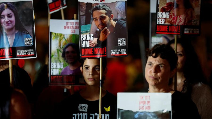 Keluarga sandera Israel yang ditawan Hamas sejak 7 Oktober berkumpul di Tel Aviv pada Sabtu malam (12 Oktober), setelah Yom Kippur, hari paling suci dalam kalender Yahudi, berakhir. (REUTERS/Tomer Appelbaum)