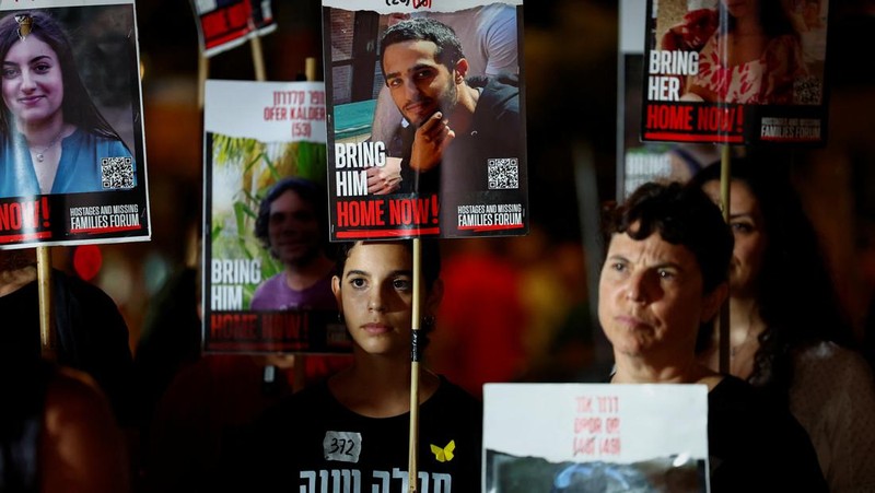 Keluarga sandera Israel yang ditawan Hamas sejak 7 Oktober berkumpul di Tel Aviv pada Sabtu malam (12 Oktober), setelah Yom Kippur, hari paling suci dalam kalender Yahudi, berakhir. (REUTERS/Tomer Appelbaum)