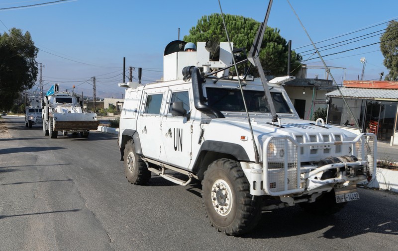 Kendaraan pasukan penjaga perdamaian PBB (UNIFIL) melaju di Marjayoun, dekat perbatasan dengan Israel, di tengah permusuhan yang sedang berlangsung antara Hizbullah dan pasukan Israel, Lebanon selatan 11 Oktober 2024. (REUTERS/Karamallah Daher) Kendaraan pasukan penjaga perdamaian PBB (UNIFIL) melaju di Marjayoun, dekat perbatasan dengan Israel, di tengah permusuhan yang sedang berlangsung antara Hizbullah dan pasukan Israel, Lebanon selatan 11 Oktober 2024. (REUTERS/Karamallah Daher)