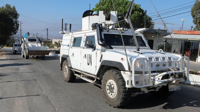 Kendaraan pasukan penjaga perdamaian PBB (UNIFIL) melaju di Marjayoun, dekat perbatasan dengan Israel, di tengah permusuhan yang sedang berlangsung antara Hizbullah dan pasukan Israel, Lebanon selatan 11 Oktober 2024. (REUTERS/Karamallah Daher)