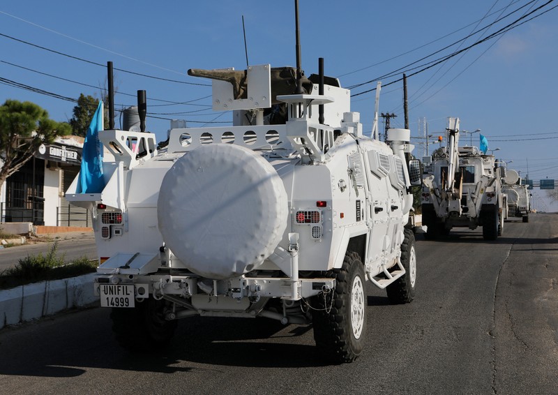 Kendaraan pasukan penjaga perdamaian PBB (UNIFIL) melaju di Marjayoun, dekat perbatasan dengan Israel, di tengah permusuhan yang sedang berlangsung antara Hizbullah dan pasukan Israel, Lebanon selatan 11 Oktober 2024. (REUTERS/Karamallah Daher) Kendaraan pasukan penjaga perdamaian PBB (UNIFIL) melaju di Marjayoun, dekat perbatasan dengan Israel, di tengah permusuhan yang sedang berlangsung antara Hizbullah dan pasukan Israel, Lebanon selatan 11 Oktober 2024. (REUTERS/Karamallah Daher)