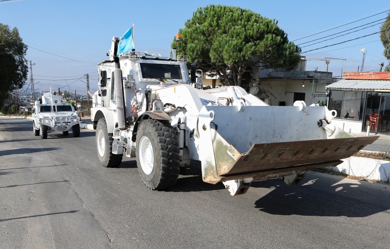Kendaraan pasukan penjaga perdamaian PBB (UNIFIL) melaju di Marjayoun, dekat perbatasan dengan Israel, di tengah permusuhan yang sedang berlangsung antara Hizbullah dan pasukan Israel, Lebanon selatan 11 Oktober 2024. (REUTERS/Karamallah Daher) Kendaraan pasukan penjaga perdamaian PBB (UNIFIL) melaju di Marjayoun, dekat perbatasan dengan Israel, di tengah permusuhan yang sedang berlangsung antara Hizbullah dan pasukan Israel, Lebanon selatan 11 Oktober 2024. (REUTERS/Karamallah Daher)