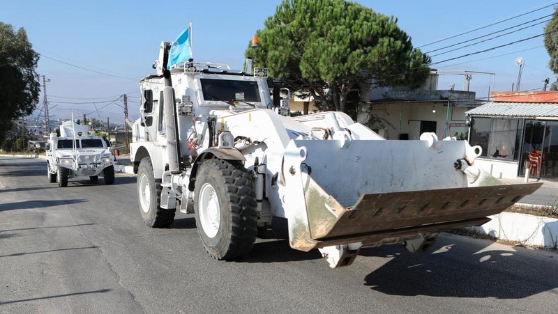 Kendaraan pasukan penjaga perdamaian PBB (UNIFIL) melaju di Marjayoun, dekat perbatasan dengan Israel, di tengah permusuhan yang sedang berlangsung antara Hizbullah dan pasukan Israel, Lebanon selatan 11 Oktober 2024. (REUTERS/Karamallah Daher)