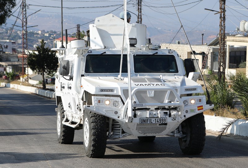 Kendaraan pasukan penjaga perdamaian PBB (UNIFIL) melaju di Marjayoun, dekat perbatasan dengan Israel, di tengah permusuhan yang sedang berlangsung antara Hizbullah dan pasukan Israel, Lebanon selatan 11 Oktober 2024. (REUTERS/Karamallah Daher)
