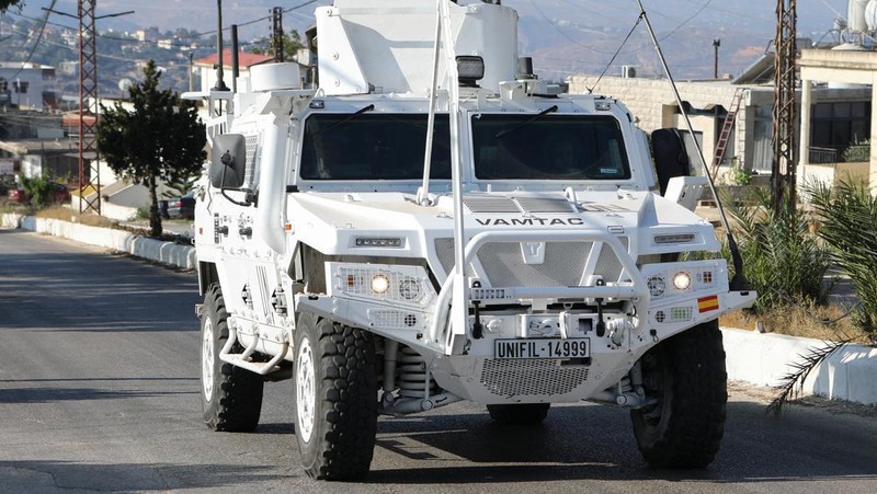 Kendaraan pasukan penjaga perdamaian PBB (UNIFIL) melaju di Marjayoun, dekat perbatasan dengan Israel, di tengah permusuhan yang sedang berlangsung antara Hizbullah dan pasukan Israel, Lebanon selatan 11 Oktober 2024. (REUTERS/Karamallah Daher)
