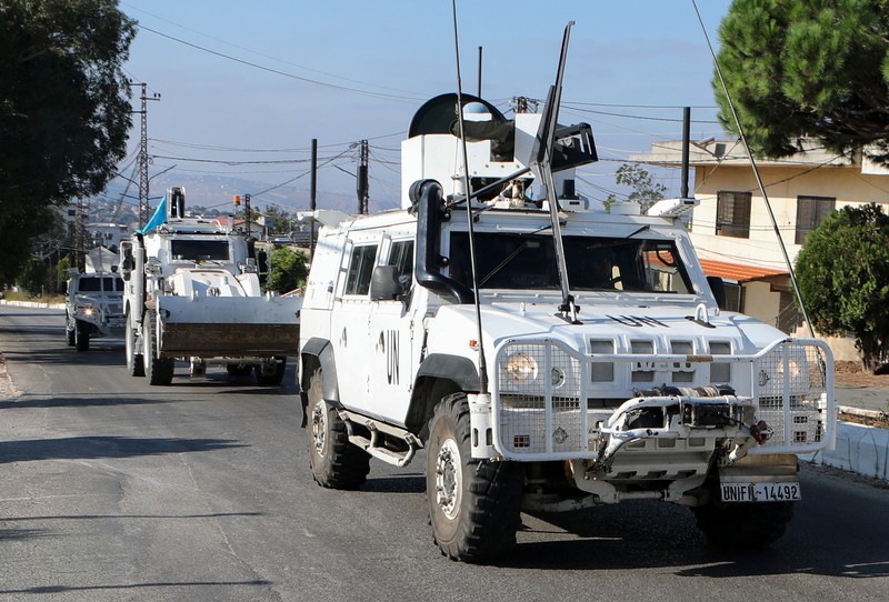 Kendaraan pasukan penjaga perdamaian PBB (UNIFIL) melaju di Marjayoun, dekat perbatasan dengan Israel, di tengah permusuhan yang sedang berlangsung antara Hizbullah dan pasukan Israel, Lebanon selatan 11 Oktober 2024. (REUTERS/Karamallah Daher) Kendaraan pasukan penjaga perdamaian PBB (UNIFIL) melaju di Marjayoun, dekat perbatasan dengan Israel, di tengah permusuhan yang sedang berlangsung antara Hizbullah dan pasukan Israel, Lebanon selatan 11 Oktober 2024. (REUTERS/Karamallah Daher)