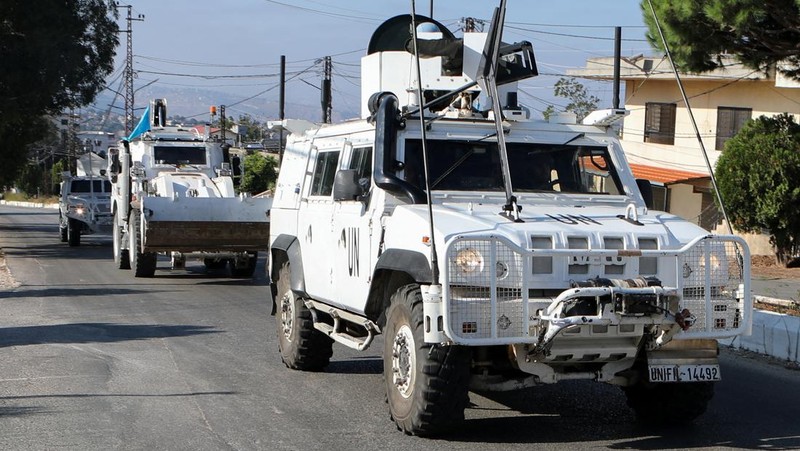 Kendaraan pasukan penjaga perdamaian PBB (UNIFIL) melaju di Marjayoun, dekat perbatasan dengan Israel, di tengah permusuhan yang sedang berlangsung antara Hizbullah dan pasukan Israel, Lebanon selatan 11 Oktober 2024. (REUTERS/Karamallah Daher)