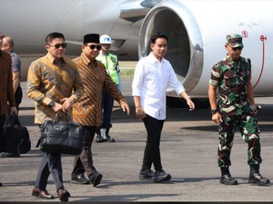 Momen Prabowo Ketemu Jokowi di Solo: Dijemput Gibran-Acungkan Jempol