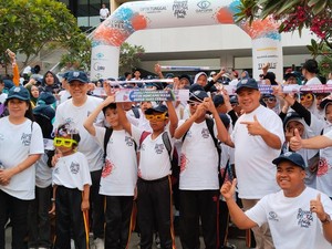 Pengusaha Optik Bagi-bagi Kacamata