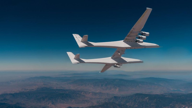 Pesawat terbesar berhasil mengudara. (Dok. stratolaunch)