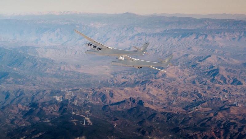 Pesawat terbesar berhasil mengudara. (Dok. stratolaunch)