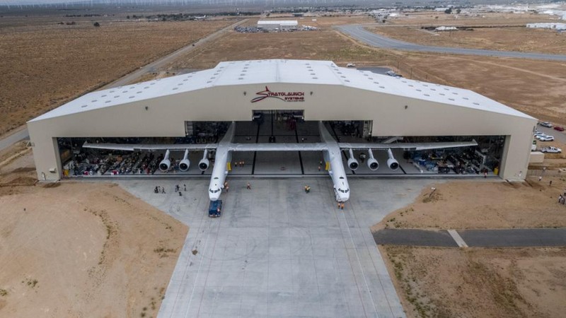 Pesawat terbesar berhasil mengudara. (Dok. stratolaunch)