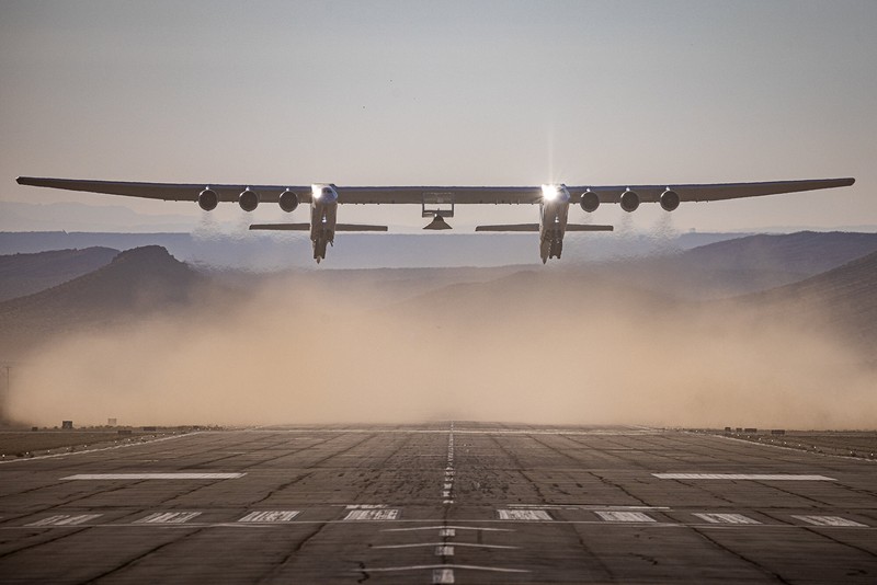 Pesawat terbesar berhasil mengudara. (Dok. stratolaunch)