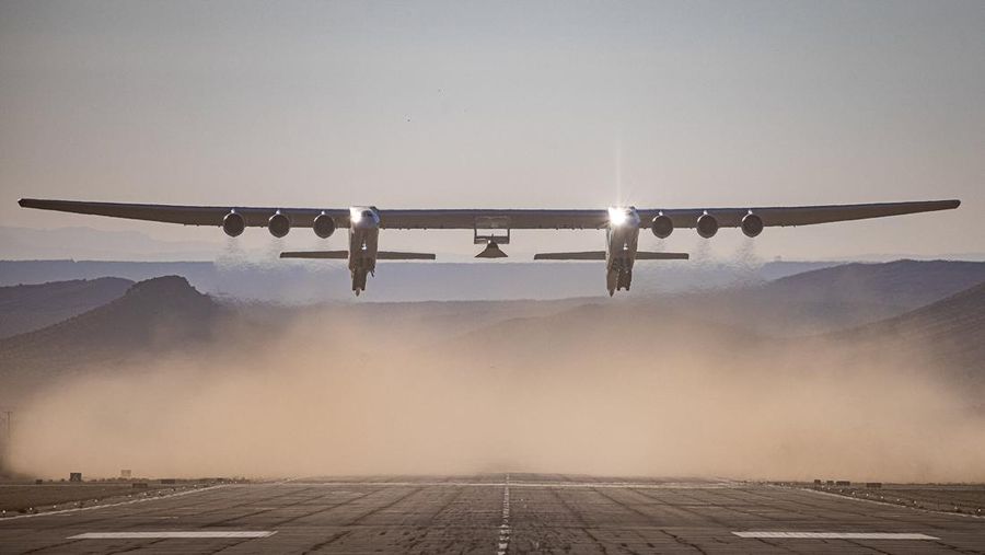Pesawat terbesar berhasil mengudara. (Dok. stratolaunch)