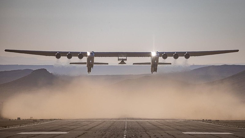 Pesawat terbesar berhasil mengudara. (Dok. stratolaunch)
