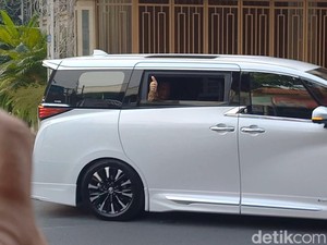 Prabowo ke Rumah Jokowi di Solo Naik Toyota Alphard Generasi Baru