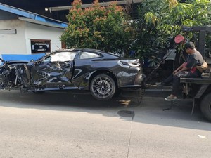 Nahas! BMW Seharga Rp 2,7 Miliar Tabrak Separator Busway Hingga Terbalik