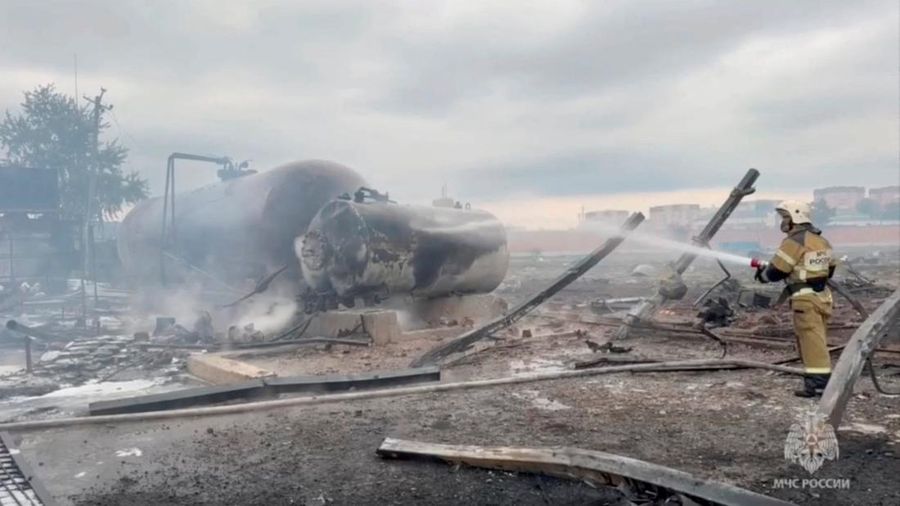 Stasiun pompa bensin di Grozny, Chechnya, Rusia, mengalami kebakaran pada Sabtu (12/10) waktu setempat. (REUTERS)