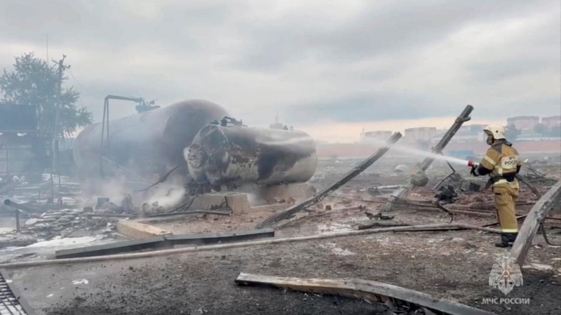 Stasiun pompa bensin di Grozny, Chechnya, Rusia, mengalami kebakaran pada Sabtu (12/10) waktu setempat. (REUTERS)