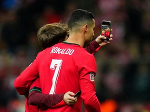 Cara Ronaldo Bahagiakan Fan di Tengah Lapangan