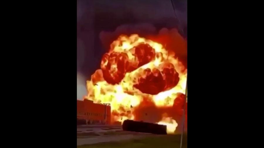 Stasiun pompa bensin di Grozny, Chechnya, Rusia, mengalami kebakaran pada Sabtu (12/10) waktu setempat. (REUTERS)