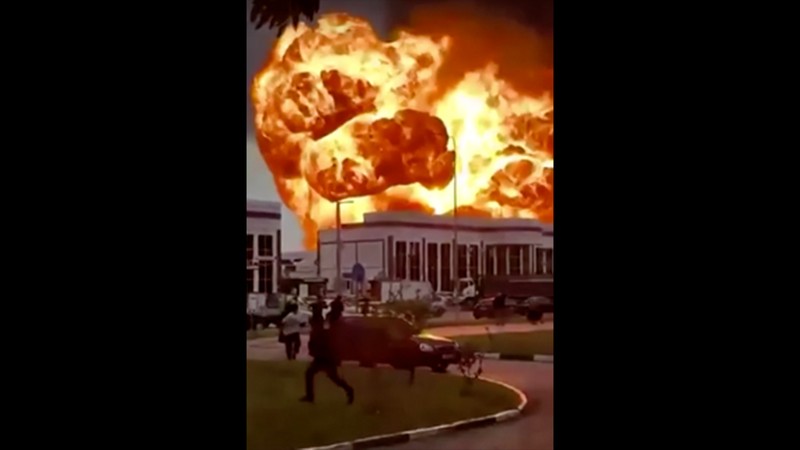 Stasiun pompa bensin di Grozny, Chechnya, Rusia, mengalami kebakaran pada Sabtu (12/10) waktu setempat. (REUTERS)