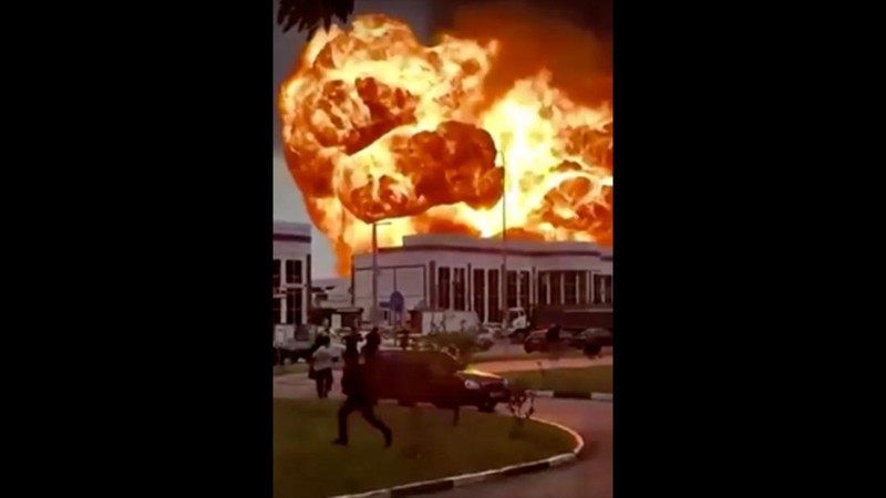 Stasiun pompa bensin di Grozny, Chechnya, Rusia, mengalami kebakaran pada Sabtu (12/10) waktu setempat. (REUTERS)