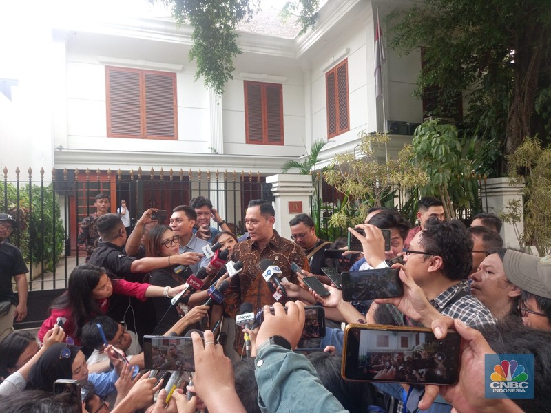 Presiden terpilih periode 2024-2029 sekaligus Menteri Pertahanan, Prabowo Subianto di kediamannya Jalan Kertanegara No. 04, Jakarta, Senin (14/10/2024). (CNBC Indonesia/Faisal Rahman)
