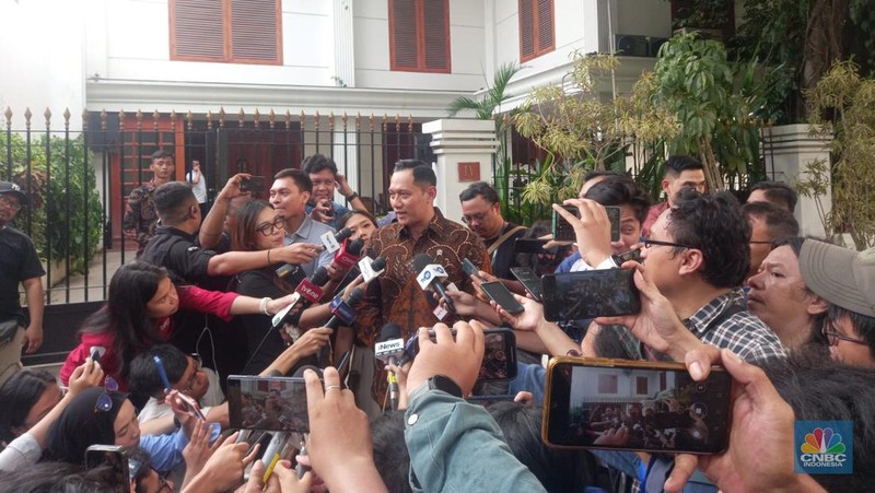 Presiden terpilih periode 2024-2029 sekaligus Menteri Pertahanan, Prabowo Subianto di kediamannya Jalan Kertanegara No. 04, Jakarta, Senin (14/10/2024). (CNBC Indonesia/Faisal Rahman)