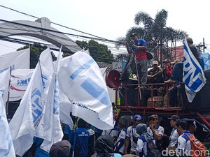 Buruh Bandung Barat Tutup Jalan Padalarang, Tuntut Kenaikan Upah 2025