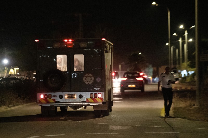 Polisi Israel mengamankan lokasi serangan pesawat nirawak di dekat kota Binyamina di Israel utara, pada 13 Oktober 2024, di tengah perang yang terus berlanjut antara Israel dan Hizbullah. Sebuah layanan penyelamatan sukarelawan Israel pada 13 Oktober mengatakan lebih dari 60 orang terluka di selatan Haifa, tempat Hizbullah sebelumnya mengatakan pihaknya menargetkan pangkalan militer dengan serangan pesawat nirawak. (Photo by Oren ZIV / AFP)