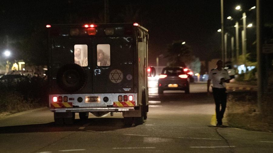 Polisi Israel mengamankan lokasi serangan pesawat nirawak di dekat kota Binyamina di Israel utara, pada 13 Oktober 2024, di tengah perang yang terus berlanjut antara Israel dan Hizbullah. Sebuah layanan penyelamatan sukarelawan Israel pada 13 Oktober mengatakan lebih dari 60 orang terluka di selatan Haifa, tempat Hizbullah sebelumnya mengatakan pihaknya menargetkan pangkalan militer dengan serangan pesawat nirawak. (Photo by Oren ZIV / AFP)