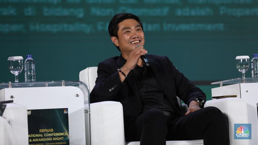 CEO Maju Motor Group, Alvin Kennedy memberikan pemaparan dalam acara REPNAS National Conference & Awarding Night Energi Mandiri - Ekonomi Berdikari di Menara Bank Mega, Jakarta, Senin (14/10/2024). (վ/Tri Susilo)