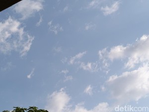 Minim Awan di Langit Labuan Bajo, Cuaca Panas sampai November
