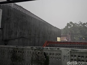 Depok Diguyur Hujan Deras Disertai Petir dan Angin Kencang